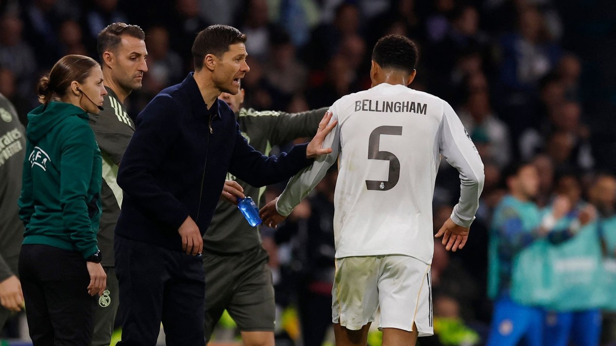 Tréner Realu Madrid Xabi Alonso dáva pokyny Judeovi Bellinghamovi.