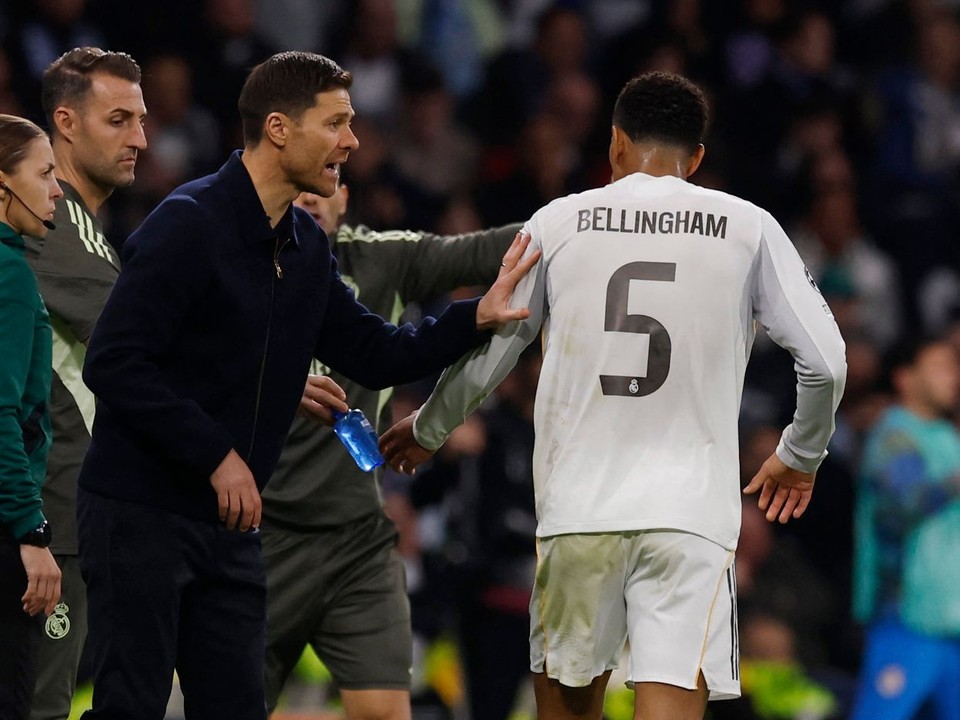 Tréner Realu Madrid Xabi Alonso dáva pokyny Judeovi Bellinghamovi.