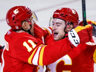 Hokejisti Calgary Flames sa radujú z gólu.
