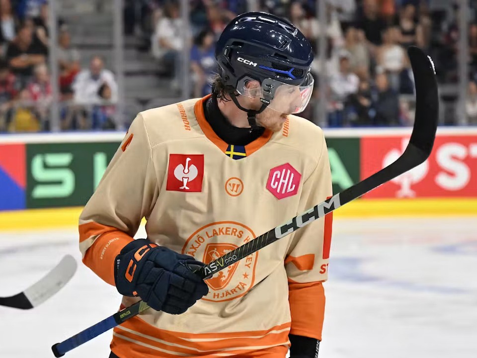 Peter Cehlárik v drese Växjö Lakers.