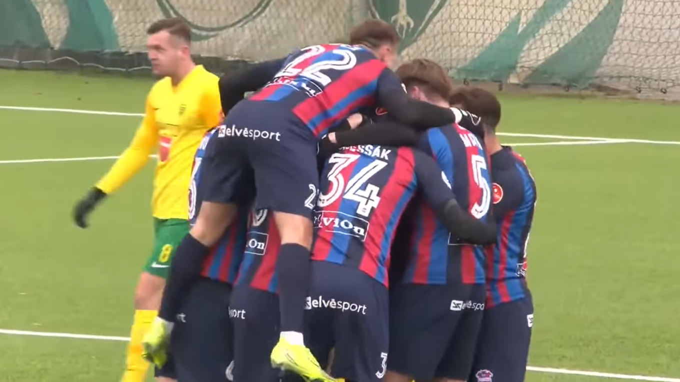 Hráči ViOnu oslavujú gól