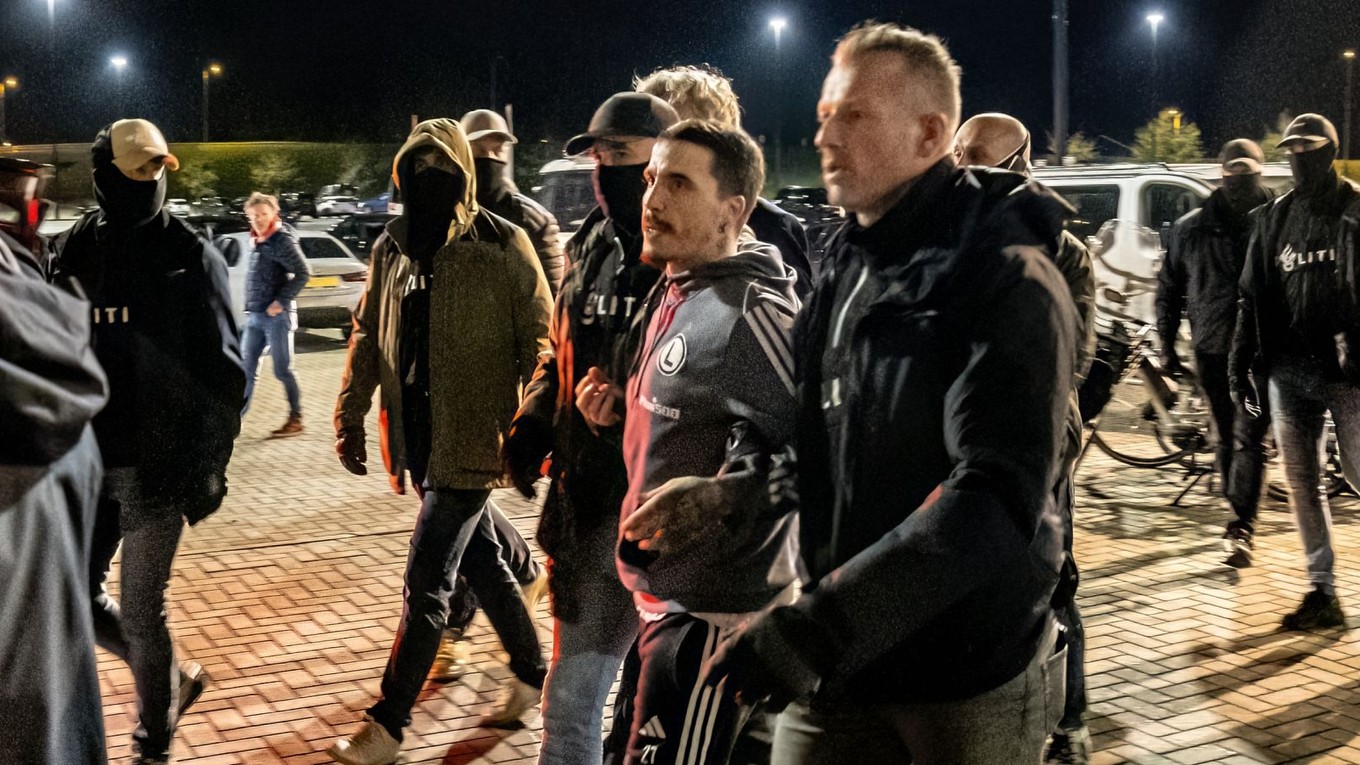Dvaja hráči Legie Varšava skončili v rukách polície po zápase Konferenčnej ligy v holandskom Alkmaare