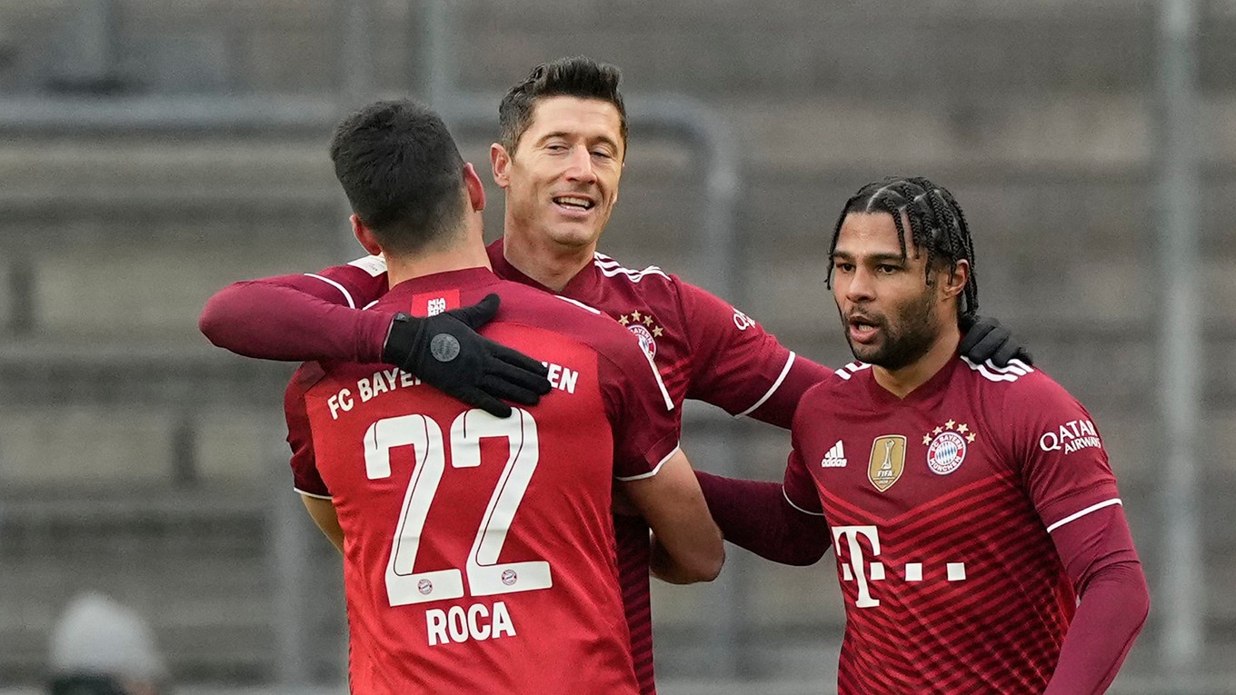 Robert Lewandowski (uprostred) sa teší po strelení gólu proti 1. FC Kolín.
