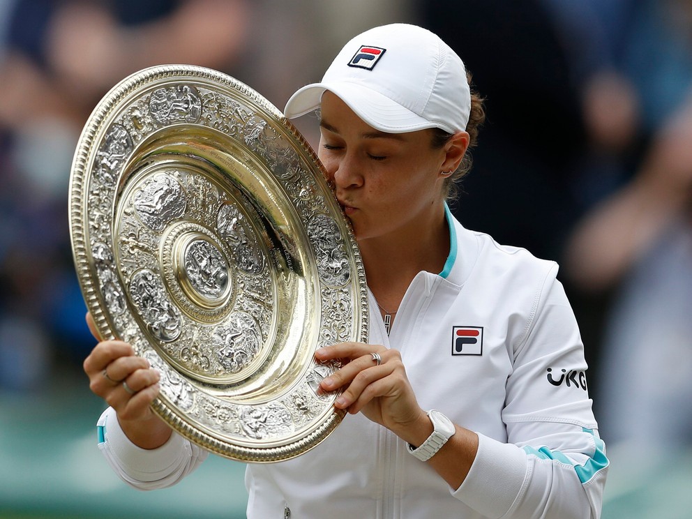 Ashleigh Bartyová s trofejou po triumfe na Wimbledone 2021.