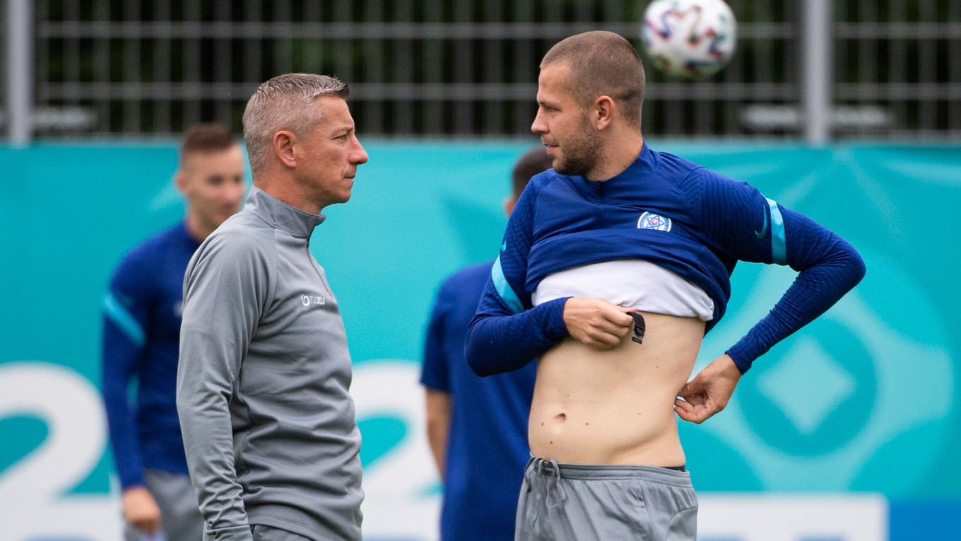 Denis Vavro s asistentom trénera Marekom Mintálom.