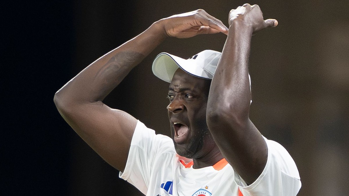 Na snímke tréner Slovana Yaya Touré počas prvého zápasu play off Ligy majstrov vo futbale ŠK Slovan Bratislava - NK Celje.