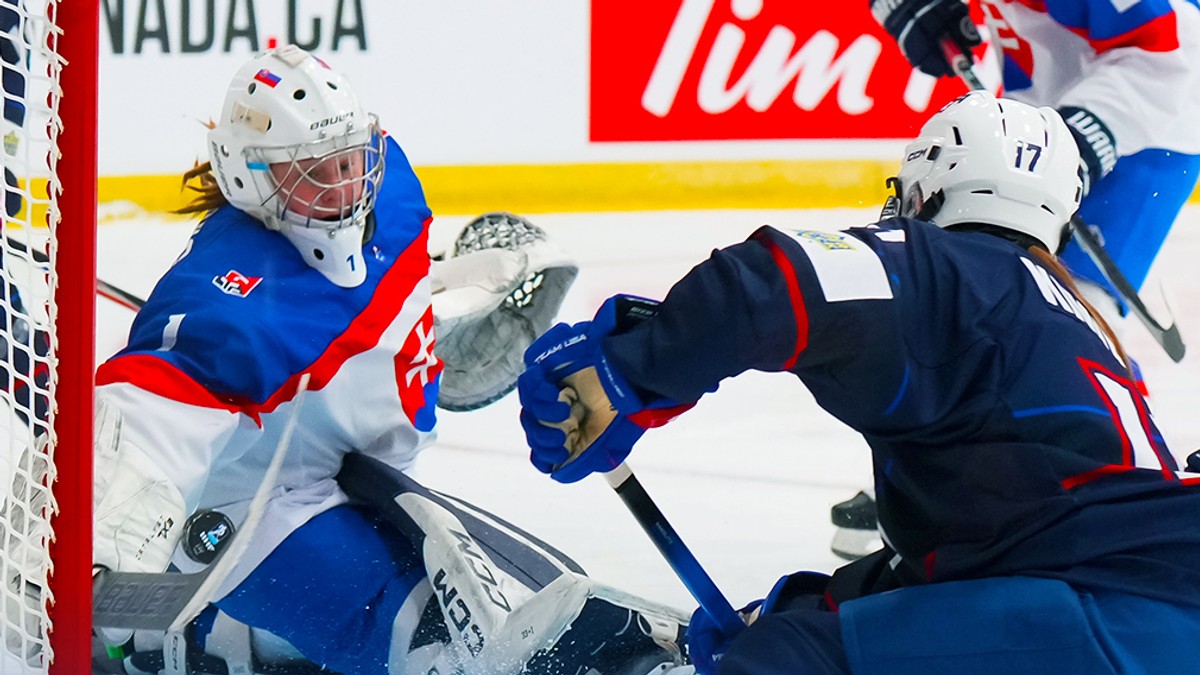 Momentka zo zápasu Slovensko - USA na MS v hokeji žien do 18 rokov 2026.