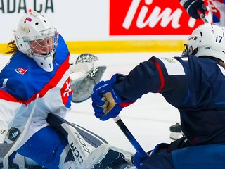 Momentka zo zápasu Slovensko - USA na MS v hokeji žien do 18 rokov 2026.