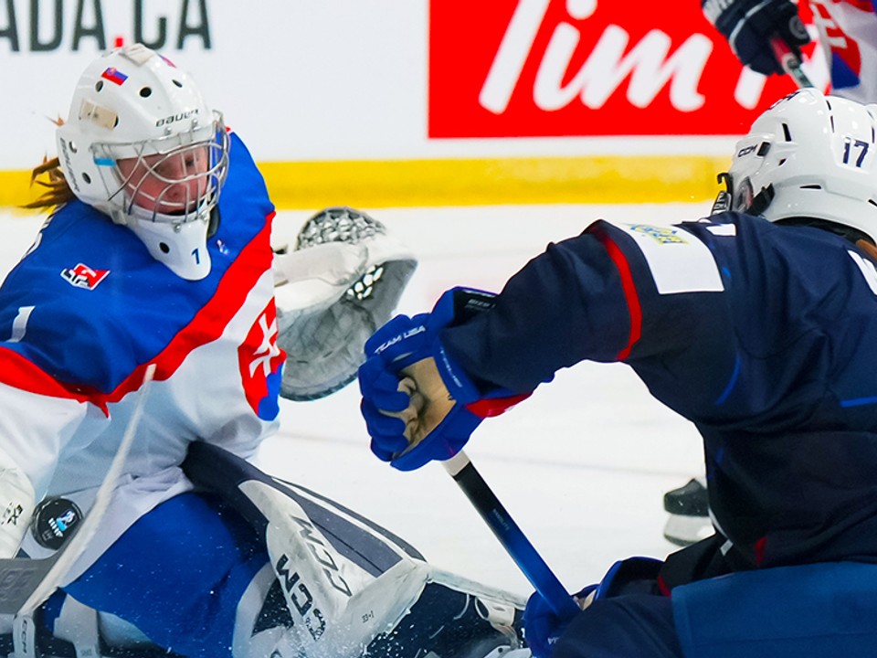 Momentka zo zápasu Slovensko - USA na MS v hokeji žien do 18 rokov 2026.