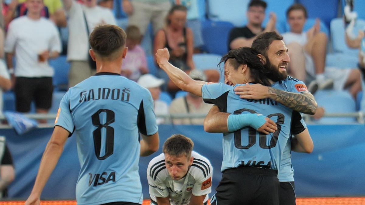 Futbalisti Slovana Bratislava oslavujú gól proti Ružomberku.