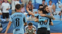 Futbalisti Slovana Bratislava oslavujú gól proti Ružomberku.