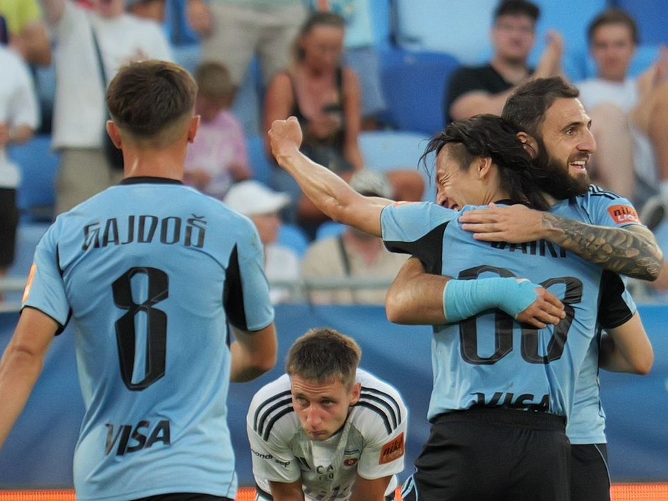 Futbalisti Slovana Bratislava oslavujú gól proti Ružomberku.