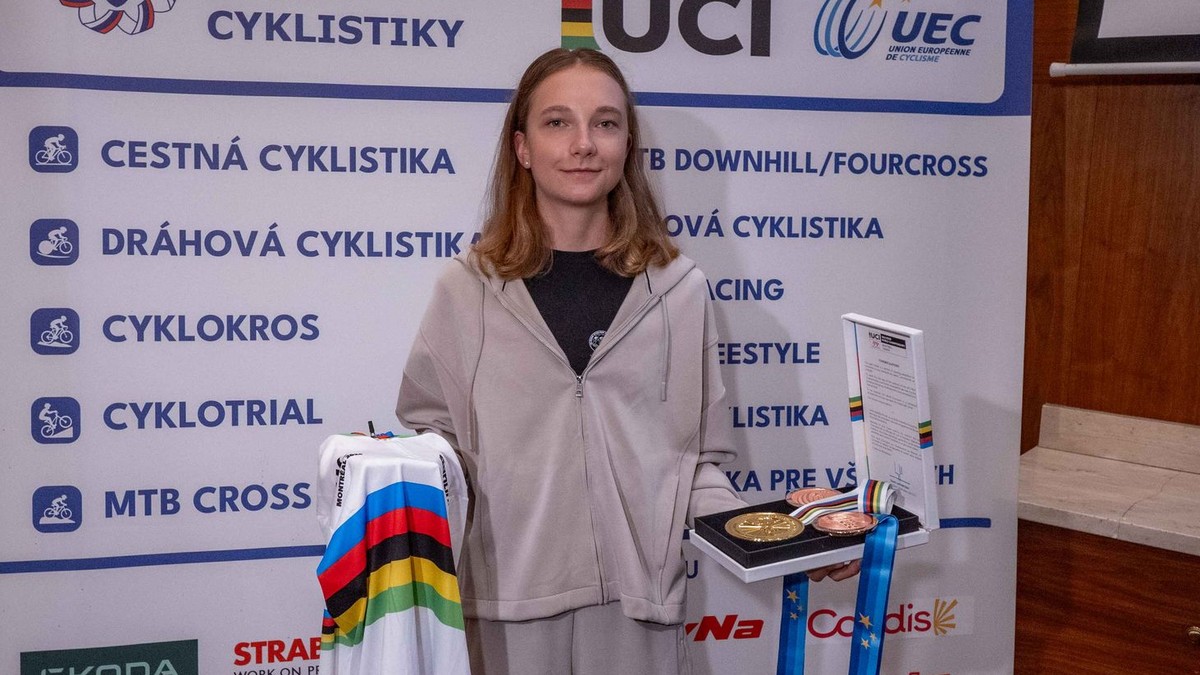 Viktória Chladoňová s dúhovým dresom a medailami z MS a ME do 23 rokov 2026.