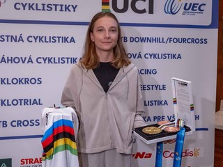 Viktória Chladoňová s dúhovým dresom a medailami z MS a ME do 23 rokov 2026.