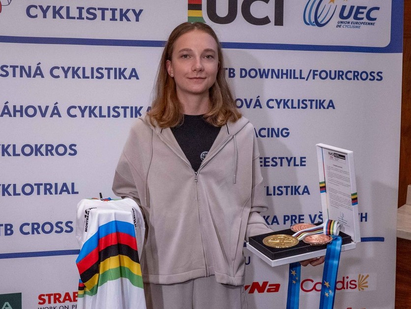 Viktória Chladoňová s dúhovým dresom a medailami z MS a ME do 23 rokov 2026.