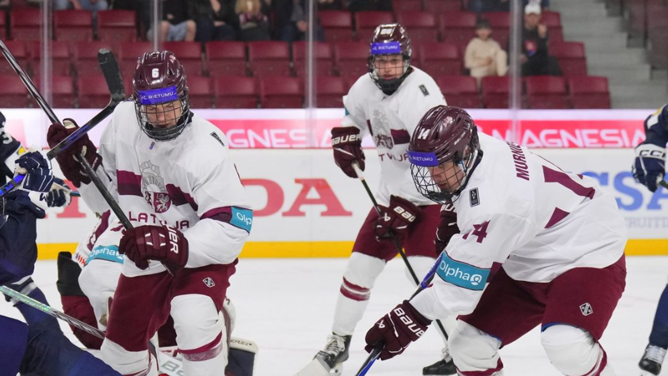 Hokejisti Lotyšska počas MS U18 2026.