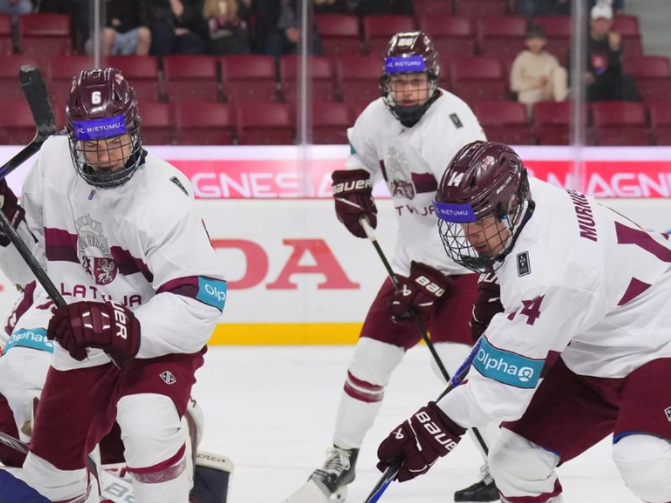 Hokejisti Lotyšska počas MS U18 2026.