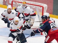 Peter Zuzin (vpravo) v zápase HC Slovan Bratislava - HKM Zvolen.
