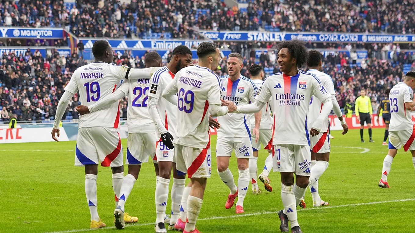 Futbalisti Lyonu oslavujú gól do siete Stade Reims.