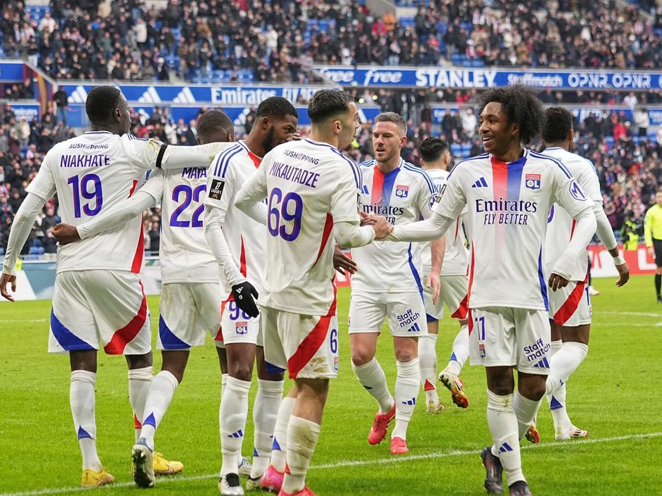 Futbalisti Lyonu oslavujú gól do siete Stade Reims.