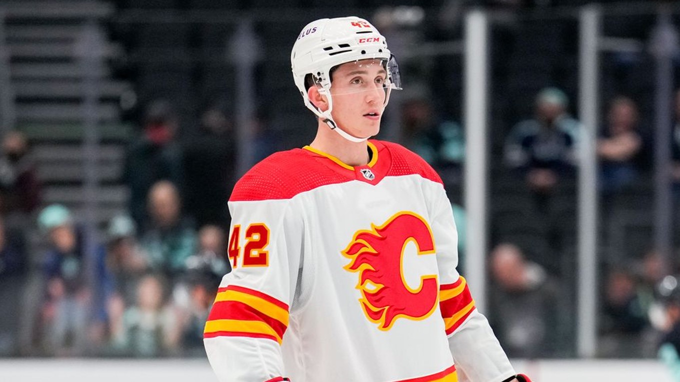 Samuel Honzek v drese Calgary Flames.