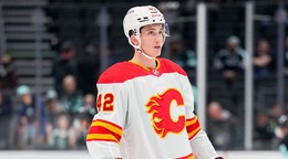 Samuel Honzek v drese Calgary Flames.