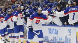 Radosť slovenských hokejistov v semifinálovom zápase Slovensko - USA na MS v hokeji hráčov do 18 rokov.