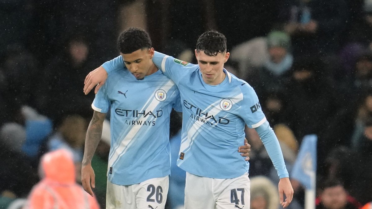Vľavo Savinho a Phil Foden oslavujú gól.