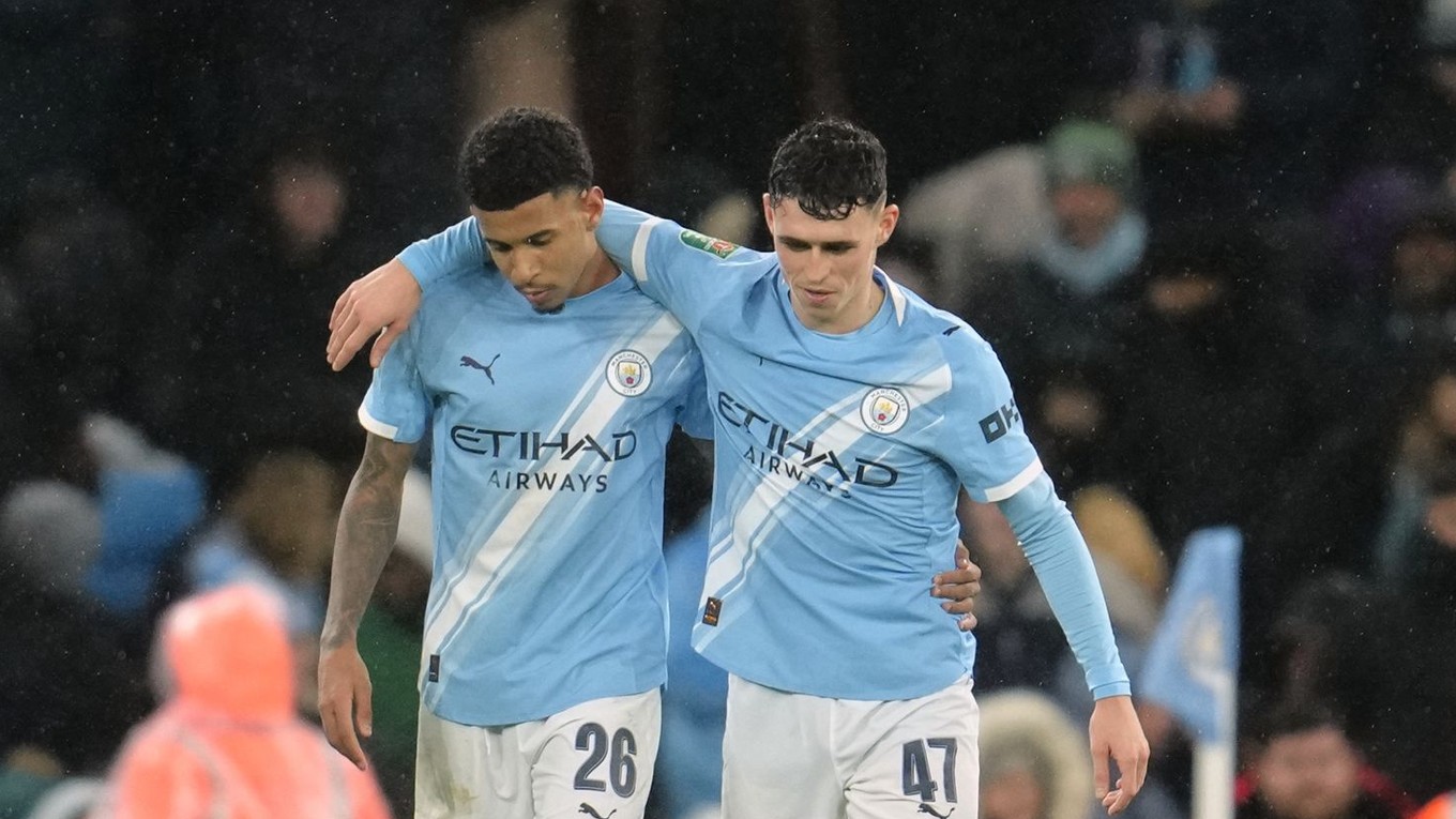 Vľavo Savinho a Phil Foden oslavujú gól.