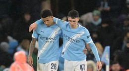 Vľavo Savinho a Phil Foden oslavujú gól.