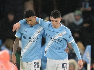 Vľavo Savinho a Phil Foden oslavujú gól.