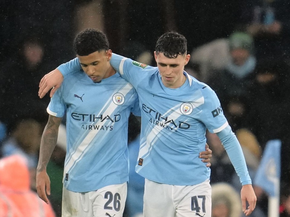 Vľavo Savinho a Phil Foden oslavujú gól.