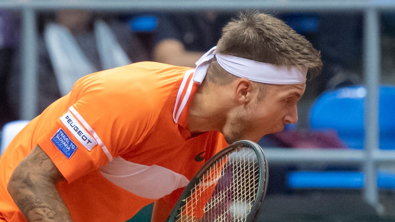 Alex Molčan počas druhého zápasu kvalifikačného duelu Davisovho pohára Srbsko - Slovensko proti domácemu Dušanovi Lajovičovi.