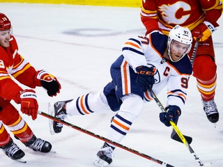 Connor McDavid v zápase proti Calgary Flames.