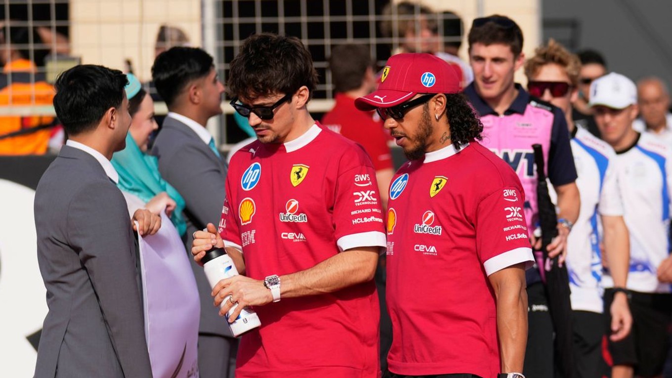 Charles Leclerc (vľavo) a Lewis Hamilton.
