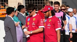 Charles Leclerc (vľavo) a Lewis Hamilton.