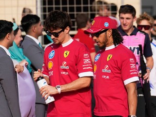 Charles Leclerc (vľavo) a Lewis Hamilton.