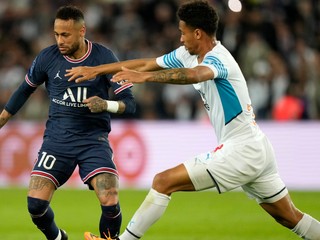 Neymar a Boubacar Kamara v zápase PSG - Olympique Marseille.