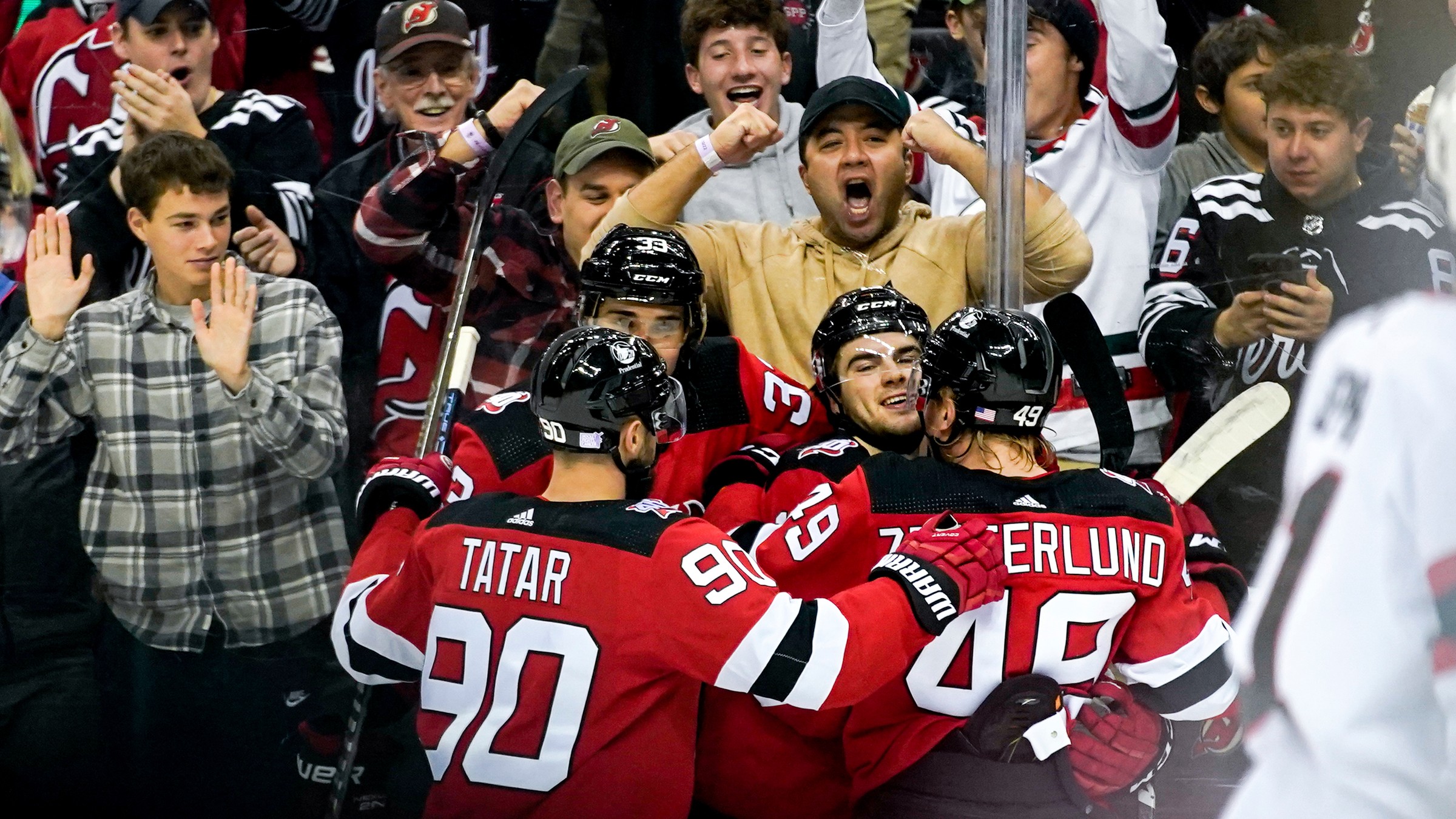 Hráči New Jersey Devils aj s Tomášom Tatarom oslavujú gól.