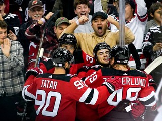 Hráči New Jersey Devils aj s Tomášom Tatarom oslavujú gól.