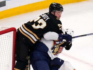 Charlie McAvoy (vľavo) a Aleksander Barkov v zápase Florida Panthers - Boston Bruins.
