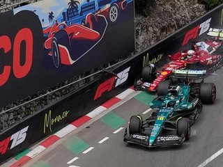 Charles Leclerc a Lance Stroll počas 1. tréningu Veľkej ceny Monaka. 