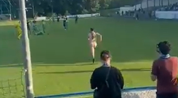 Počas zápasu v Česku vbehol na ihrisko nahý fanúšik