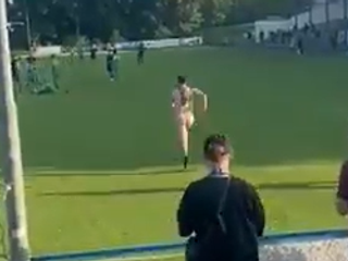 Počas zápasu v Česku vbehol na ihrisko nahý fanúšik