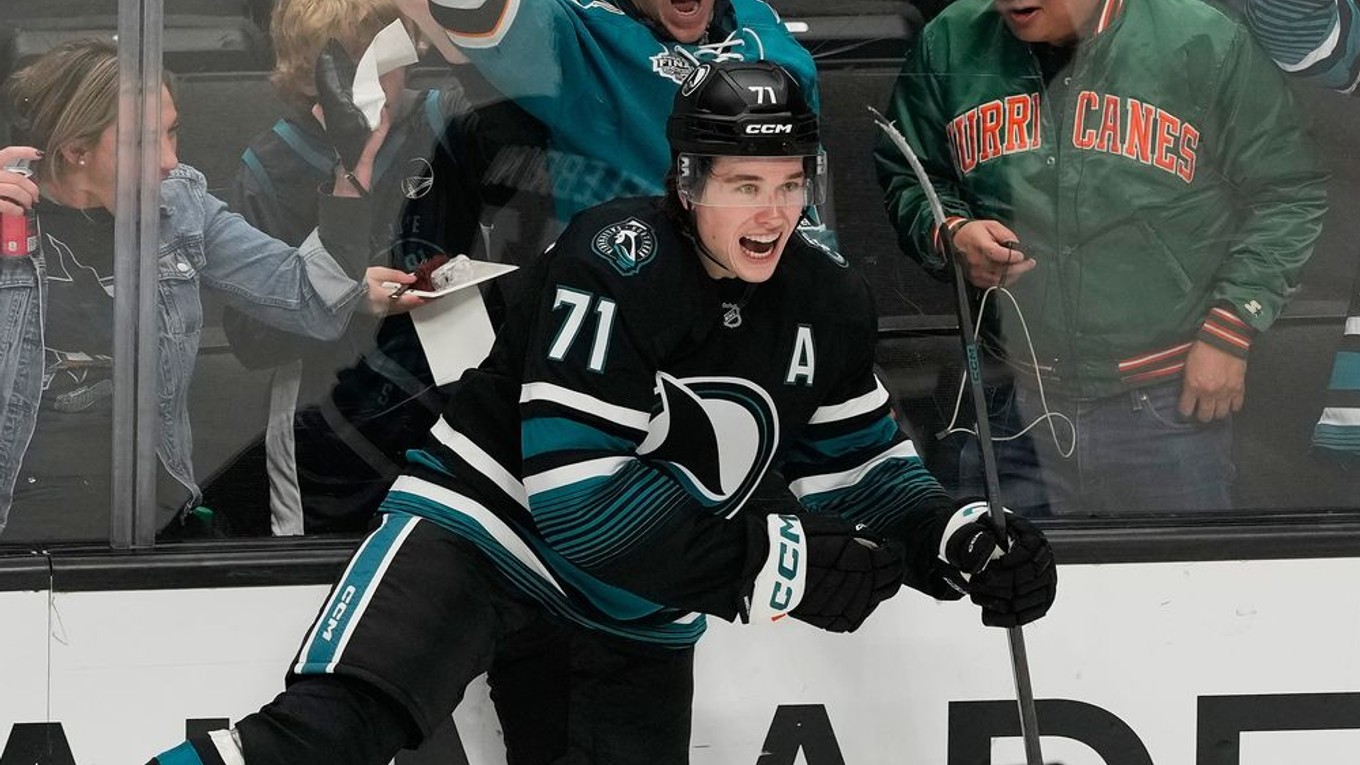Stredný útočník San Jose Sharks Macklin Celebrini (71) oslavuje gól proti Calgary Flames počas tretej tretiny zápasu.