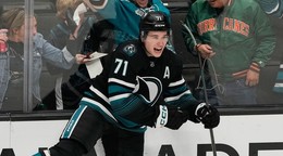 Stredný útočník San Jose Sharks Macklin Celebrini (71) oslavuje gól proti Calgary Flames počas tretej tretiny zápasu.