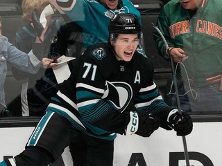 Stredný útočník San Jose Sharks Macklin Celebrini (71) oslavuje gól proti Calgary Flames počas tretej tretiny zápasu.