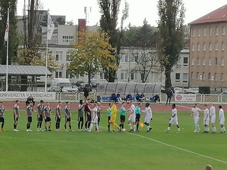 Nástup tímov pred zápasom Slávia TU Košice - MŠK Rimavská Sobota.