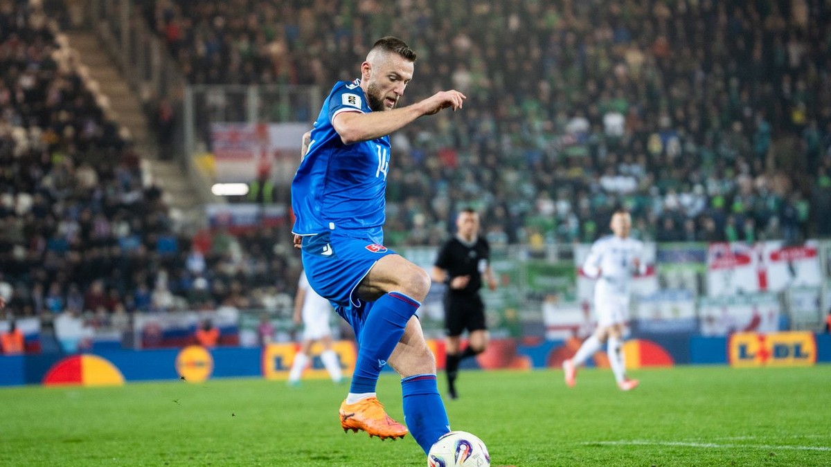 Na snímke hráč Slovenska Milan Škriniar (14).