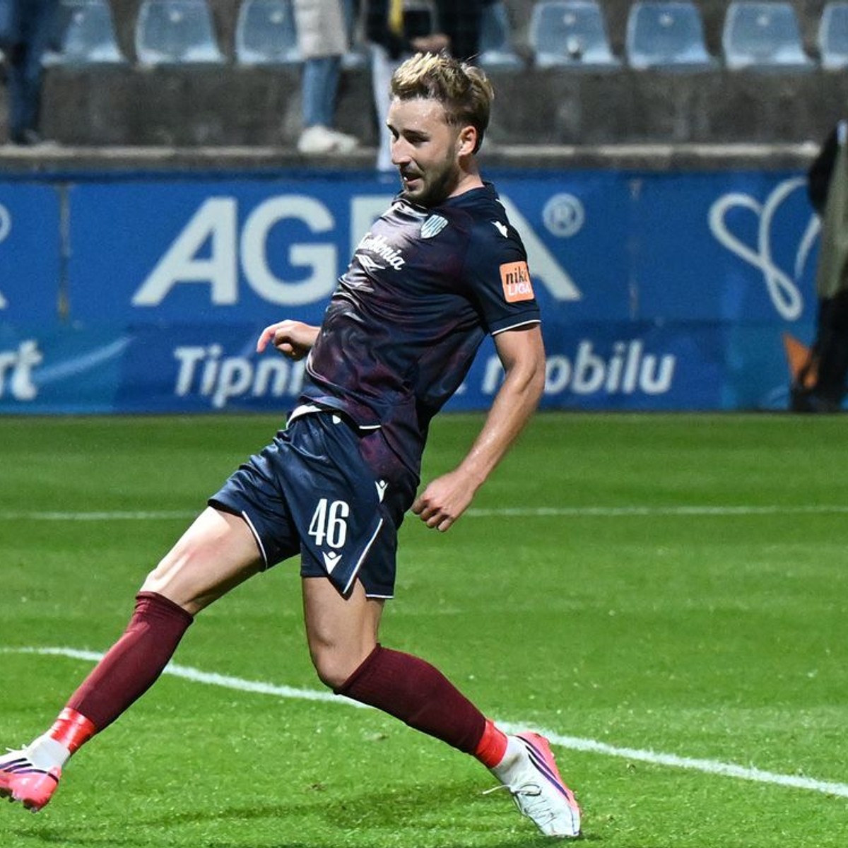 Na snímke druhý zľava Matej Trusa (Dunajská Streda) a vľavo brankár Adam Jakubech (Michalovce).